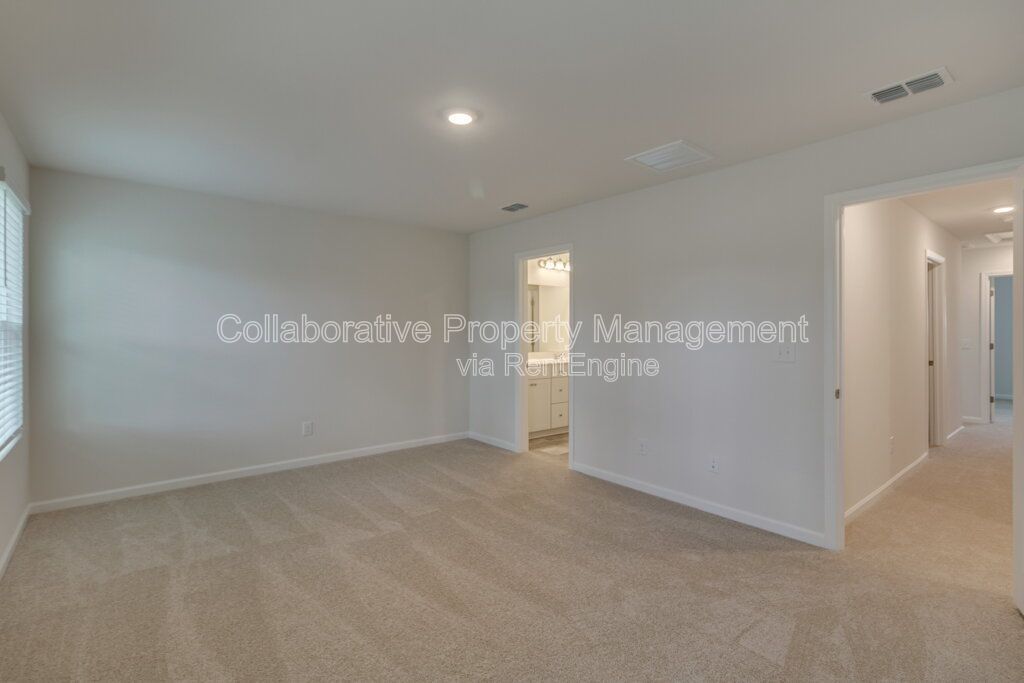Beautiful, modern, townhome in the Hunt Club community only minutes from Pooler shopping. property image