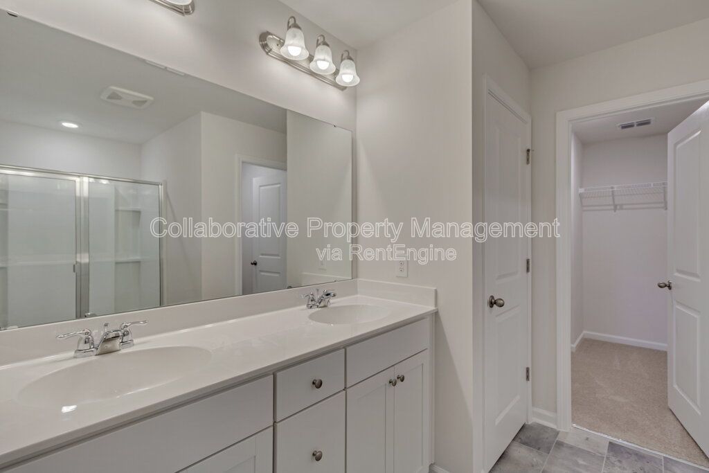 Beautiful, modern, townhome in the Hunt Club community only minutes from Pooler shopping. property image