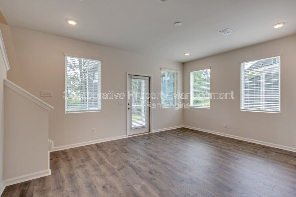 Beautiful, modern, townhome in the Hunt Club community only minutes from Pooler shopping. property image