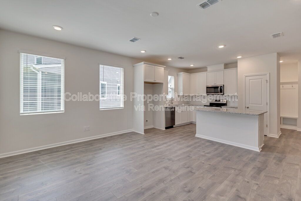 Beautiful, modern, townhome in the Hunt Club community only minutes from Pooler shopping. property image