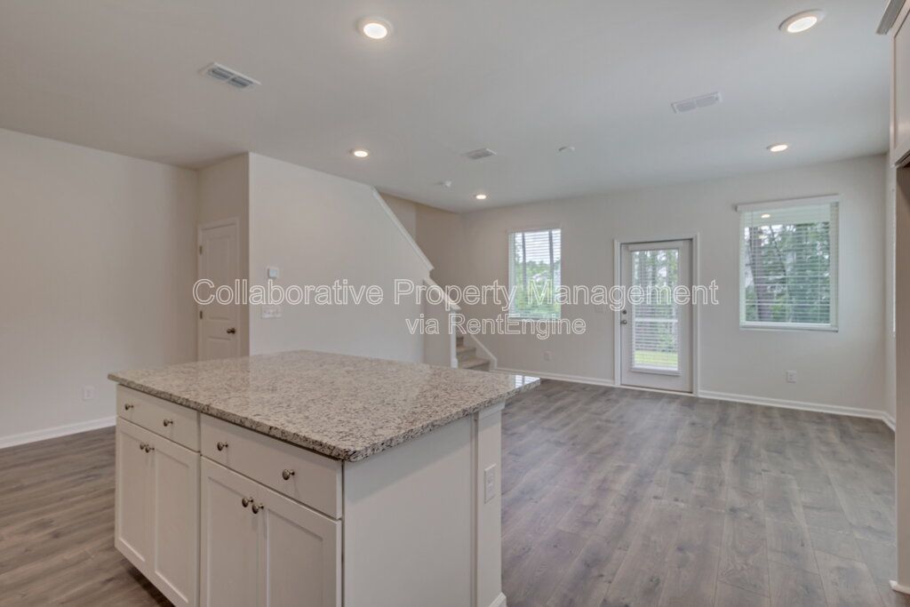Beautiful, modern, townhome in the Hunt Club community only minutes from Pooler shopping. property image