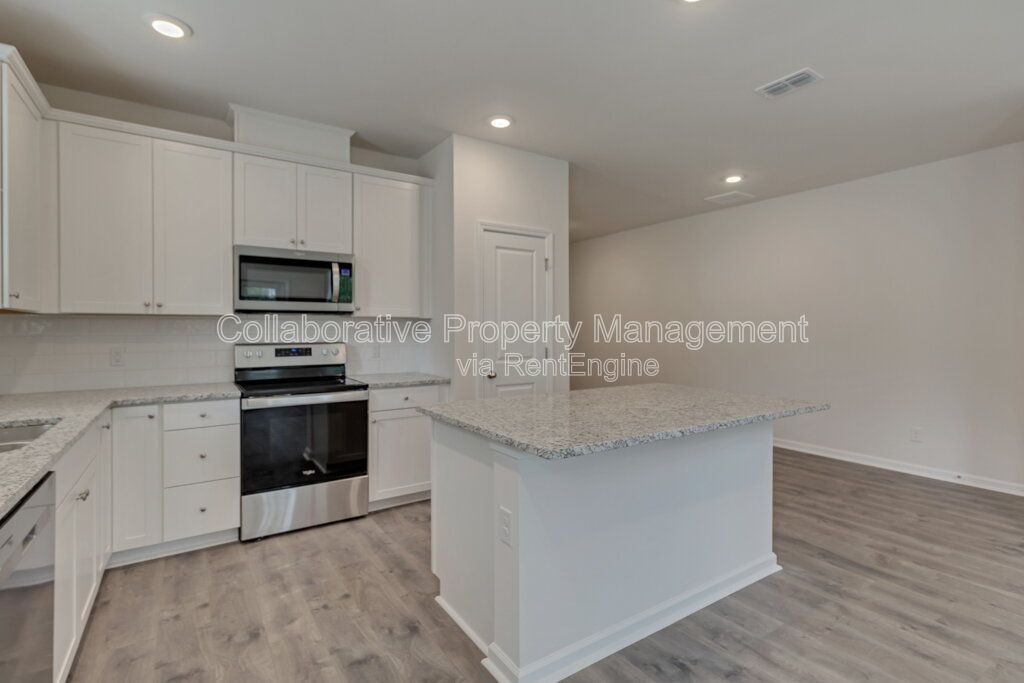 Beautiful, modern, townhome in the Hunt Club community only minutes from Pooler shopping. property image