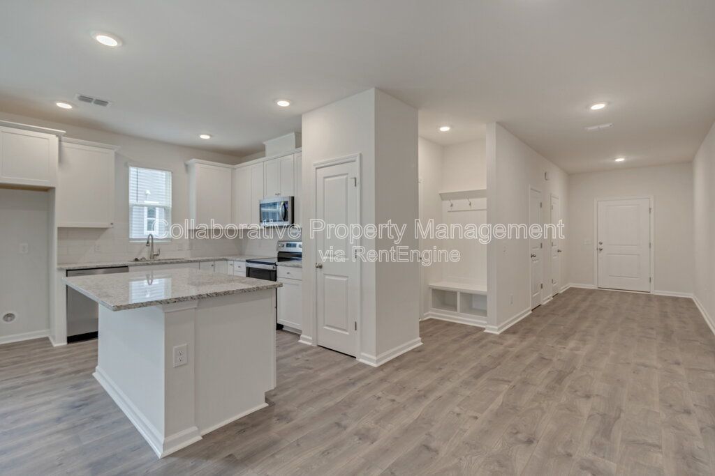 Beautiful, modern, townhome in the Hunt Club community only minutes from Pooler shopping. property image