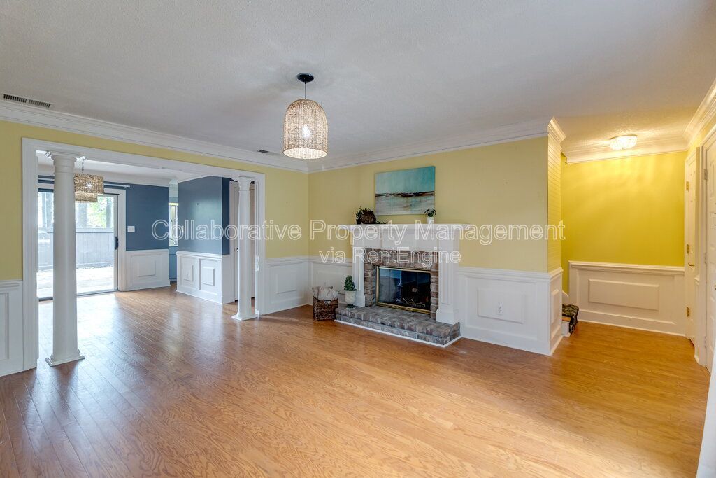 Beautifully updated 2 bedroom, 3 bathroom townhome in the Colonial Oaks community of Savannah property image