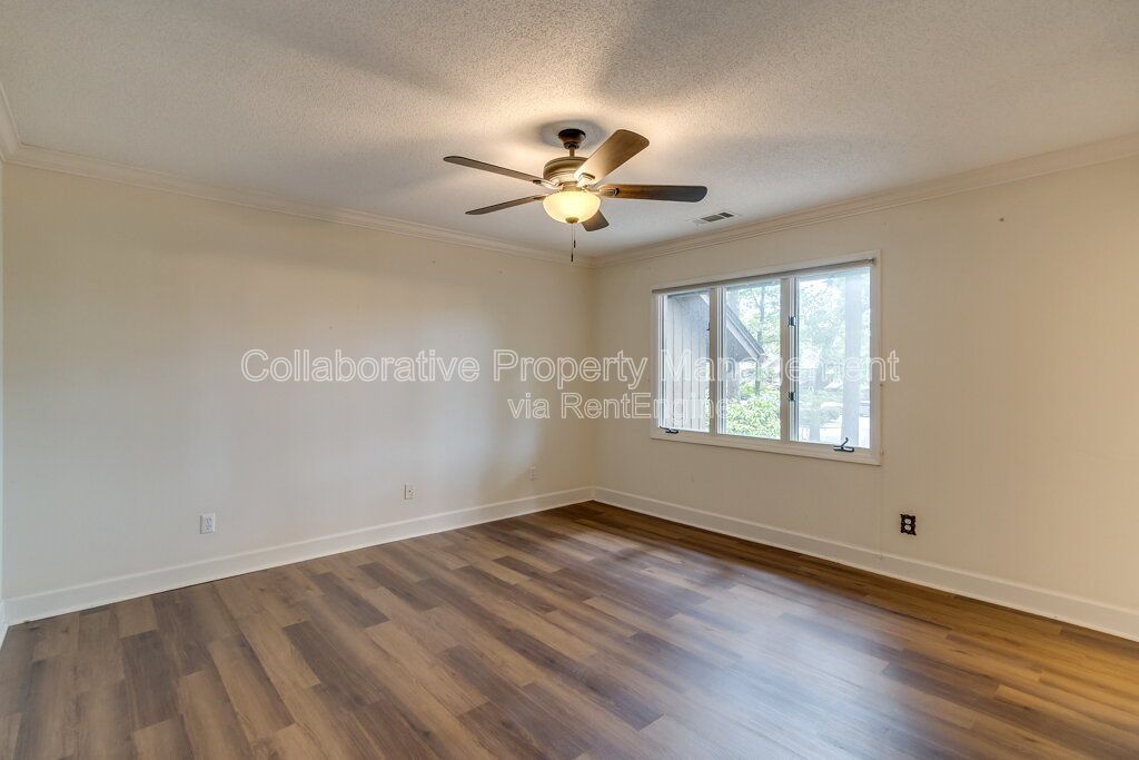 Beautifully updated 2 bedroom, 3 bathroom townhome in the Colonial Oaks community of Savannah property image