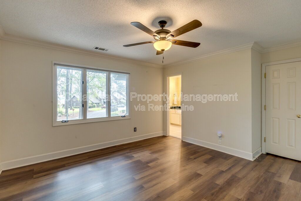 Beautifully updated 2 bedroom, 3 bathroom townhome in the Colonial Oaks community of Savannah property image