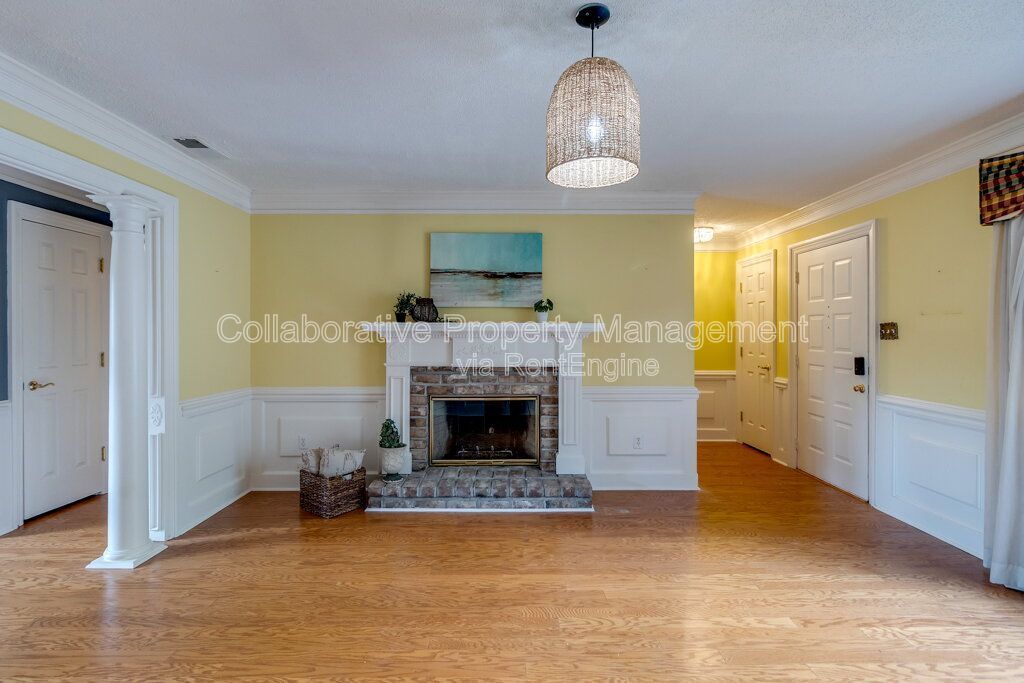 Beautifully updated 2 bedroom, 3 bathroom townhome in the Colonial Oaks community of Savannah property image