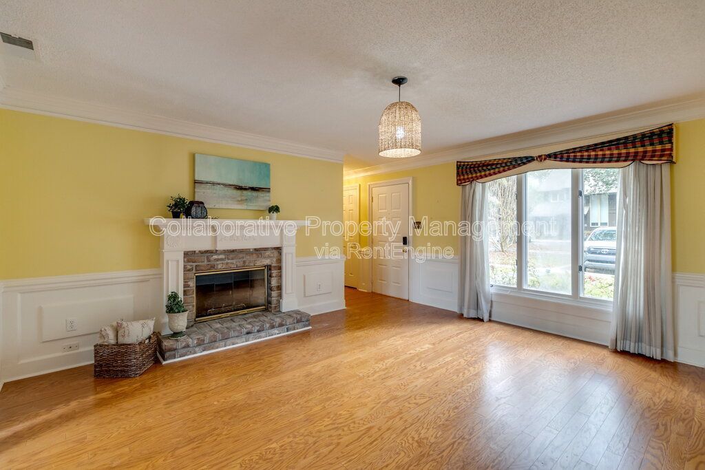 Beautifully updated 2 bedroom, 3 bathroom townhome in the Colonial Oaks community of Savannah property image
