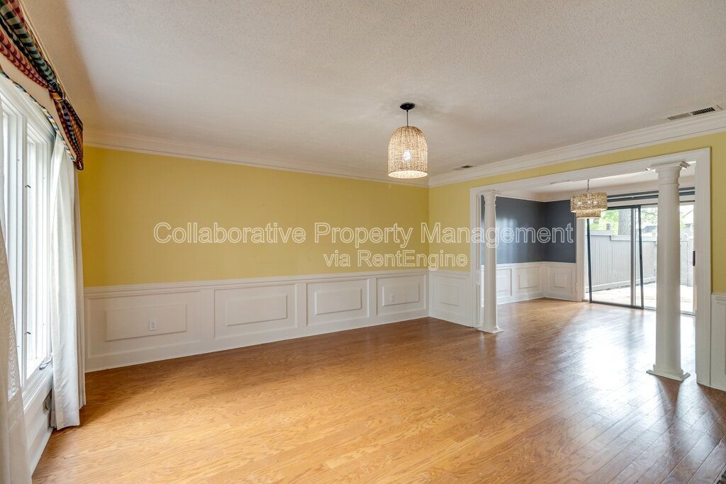 Beautifully updated 2 bedroom, 3 bathroom townhome in the Colonial Oaks community of Savannah property image