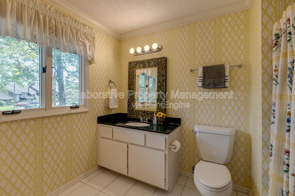 Beautifully updated 2 bedroom, 3 bathroom townhome in the Colonial Oaks community of Savannah property image