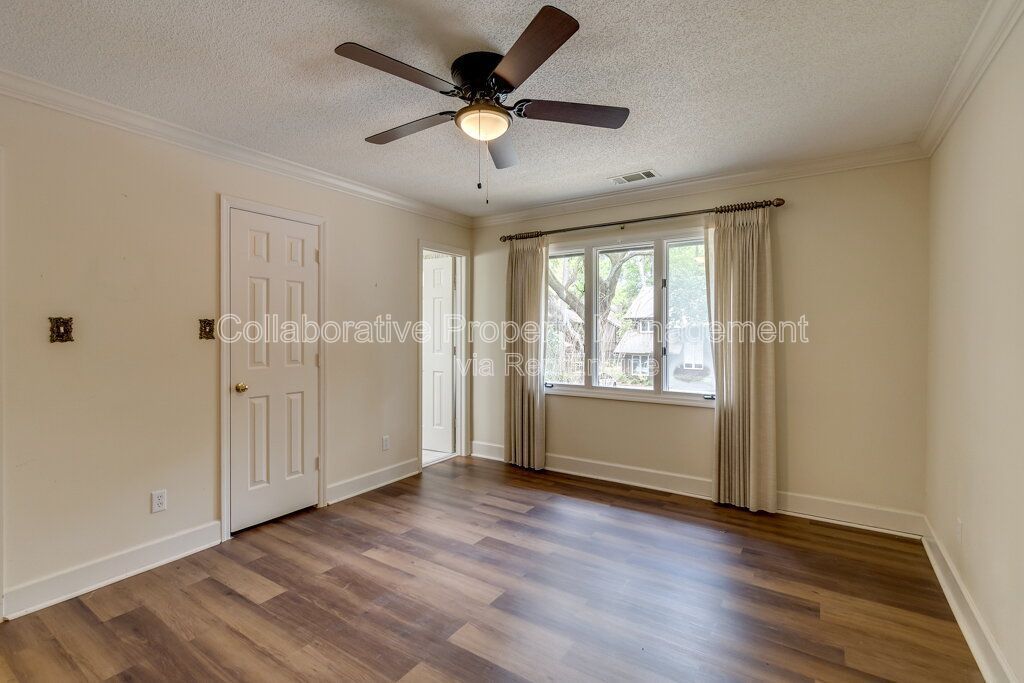 Beautifully updated 2 bedroom, 3 bathroom townhome in the Colonial Oaks community of Savannah property image