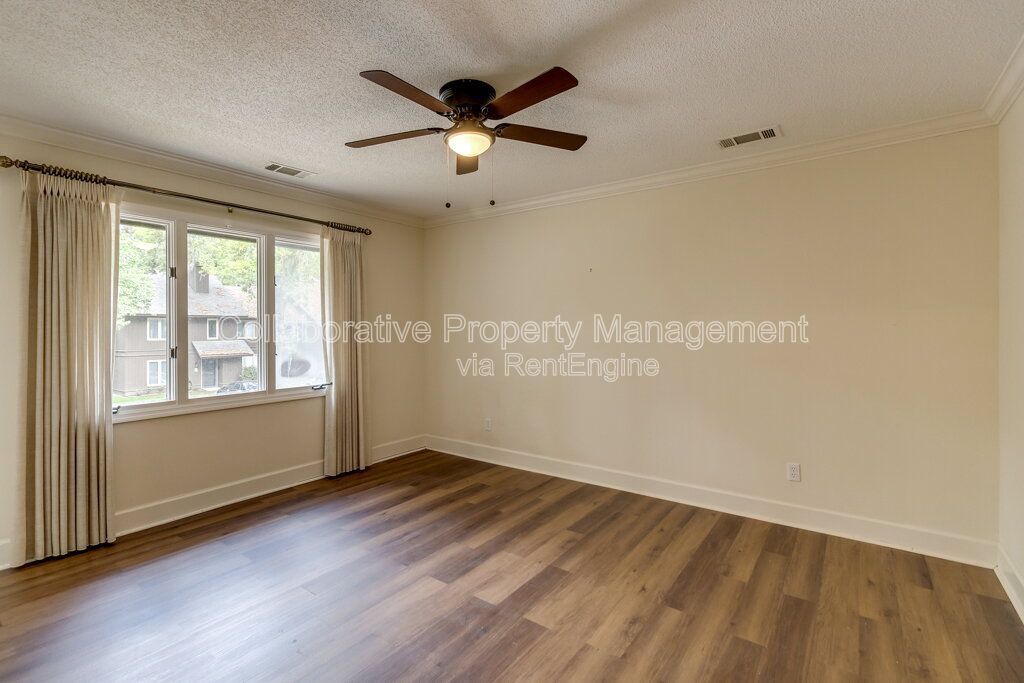 Beautifully updated 2 bedroom, 3 bathroom townhome in the Colonial Oaks community of Savannah property image