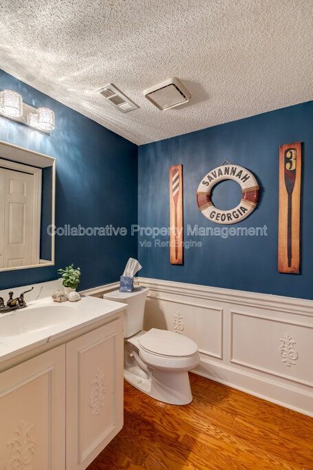 Beautifully updated 2 bedroom, 3 bathroom townhome in the Colonial Oaks community of Savannah property image