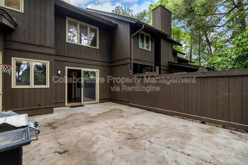 Beautifully updated 2 bedroom, 3 bathroom townhome in the Colonial Oaks community of Savannah property image