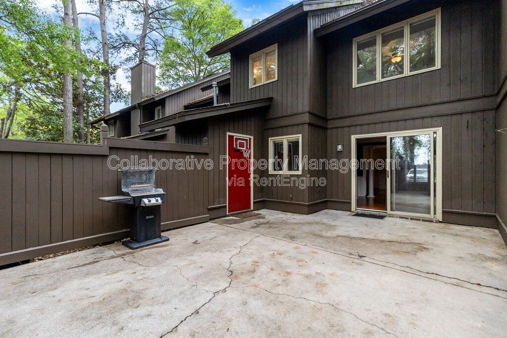 Beautifully updated 2 bedroom, 3 bathroom townhome in the Colonial Oaks community of Savannah property image