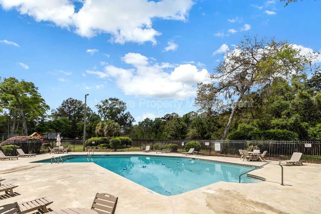 Beautifully updated 2 bedroom, 3 bathroom townhome in the Colonial Oaks community of Savannah property image