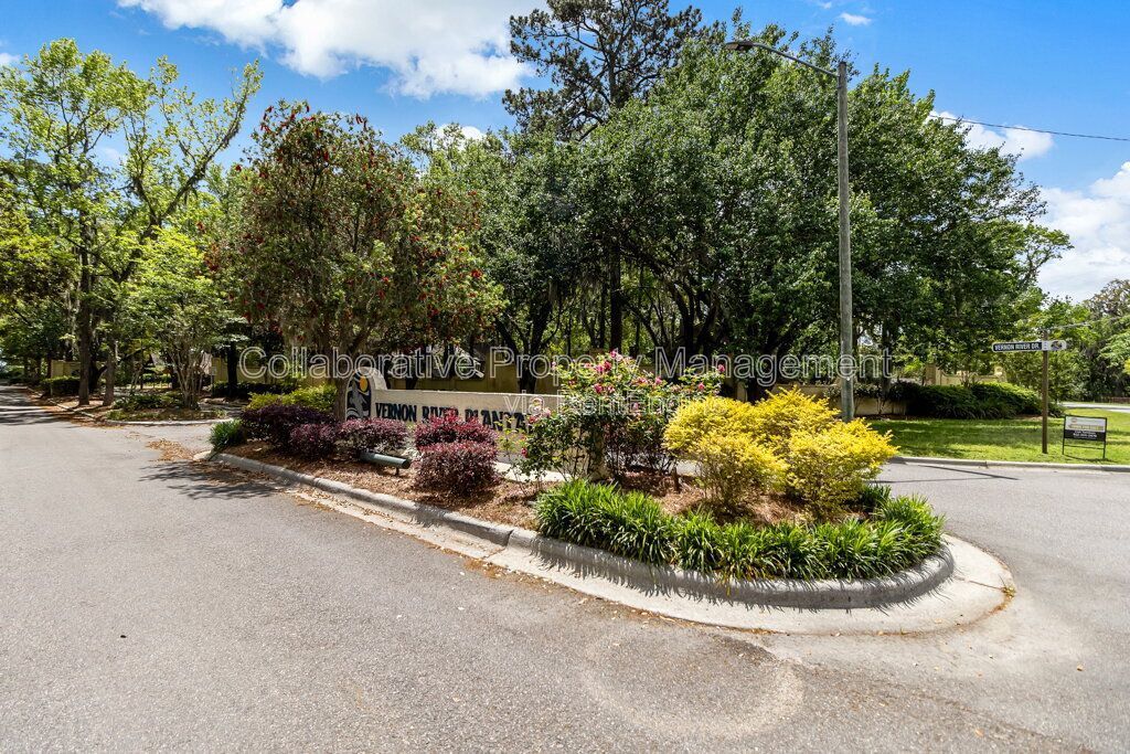 Beautifully updated 2 bedroom, 3 bathroom townhome in the Colonial Oaks community of Savannah property image