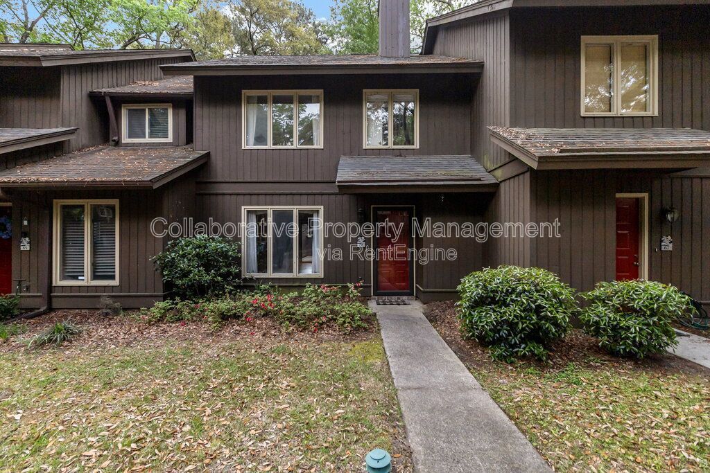 Beautifully updated 2 bedroom, 3 bathroom townhome in the Colonial Oaks community of Savannah property image