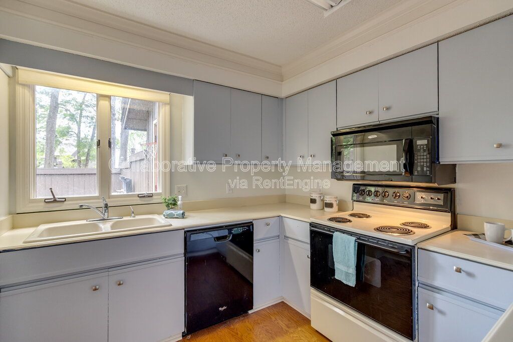 Beautifully updated 2 bedroom, 3 bathroom townhome in the Colonial Oaks community of Savannah property image