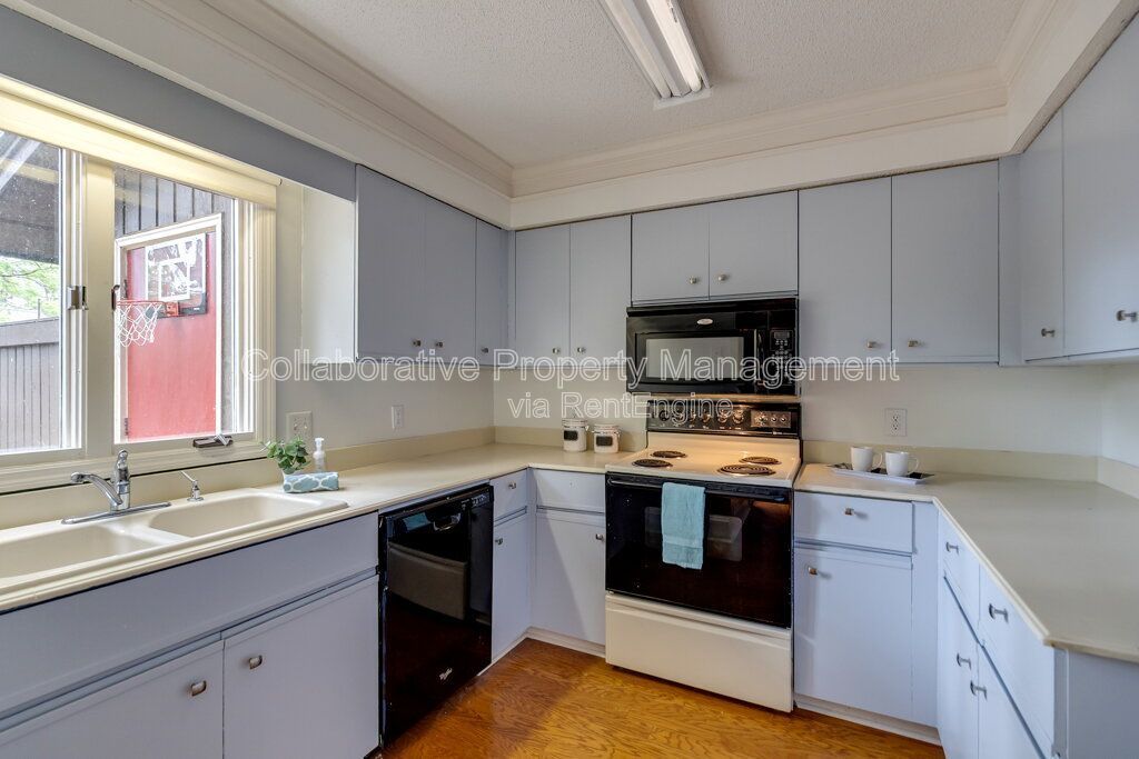 Beautifully updated 2 bedroom, 3 bathroom townhome in the Colonial Oaks community of Savannah property image