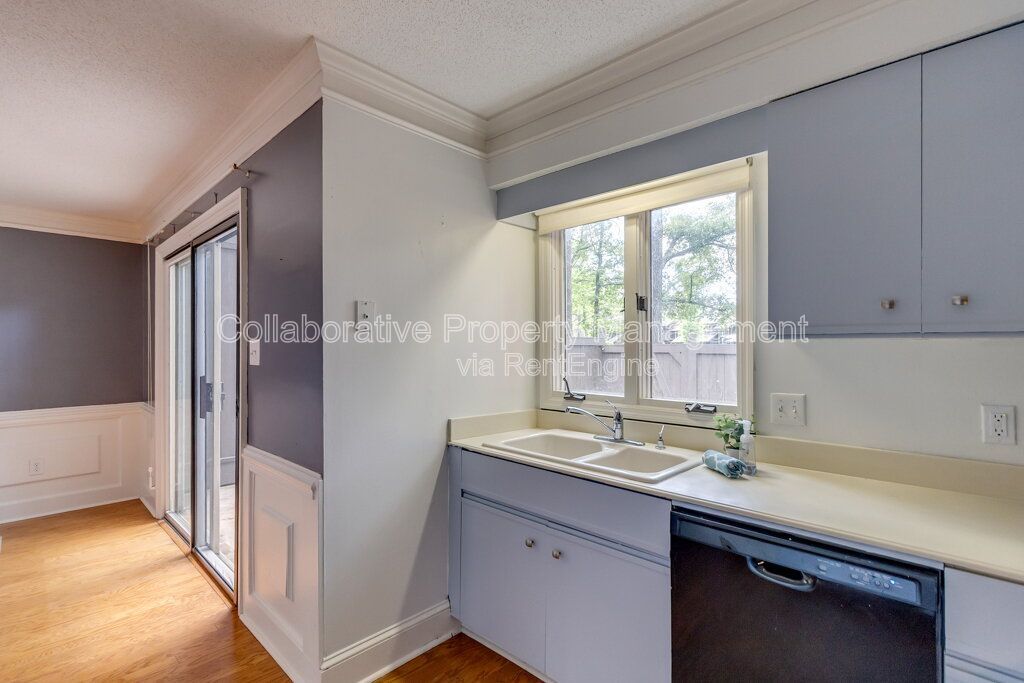 Beautifully updated 2 bedroom, 3 bathroom townhome in the Colonial Oaks community of Savannah property image
