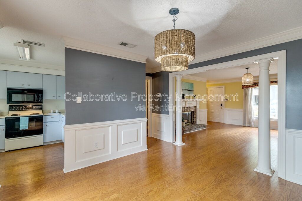 Beautifully updated 2 bedroom, 3 bathroom townhome in the Colonial Oaks community of Savannah property image