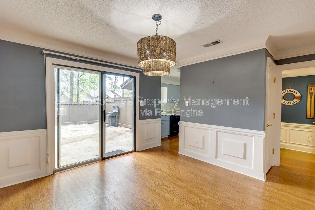 Beautifully updated 2 bedroom, 3 bathroom townhome in the Colonial Oaks community of Savannah property image