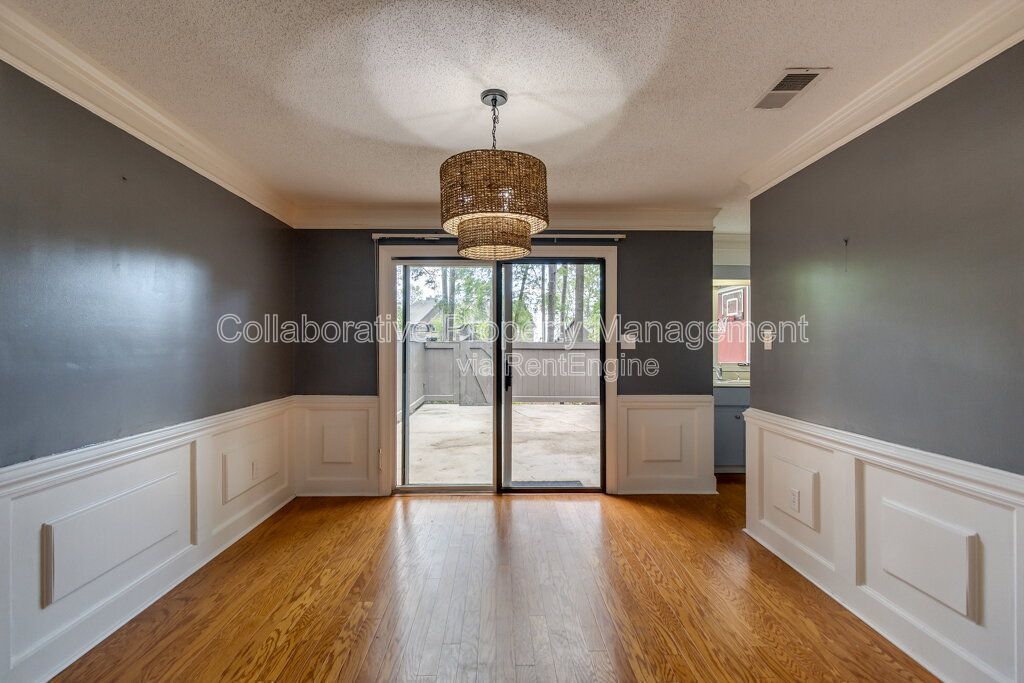 Beautifully updated 2 bedroom, 3 bathroom townhome in the Colonial Oaks community of Savannah property image