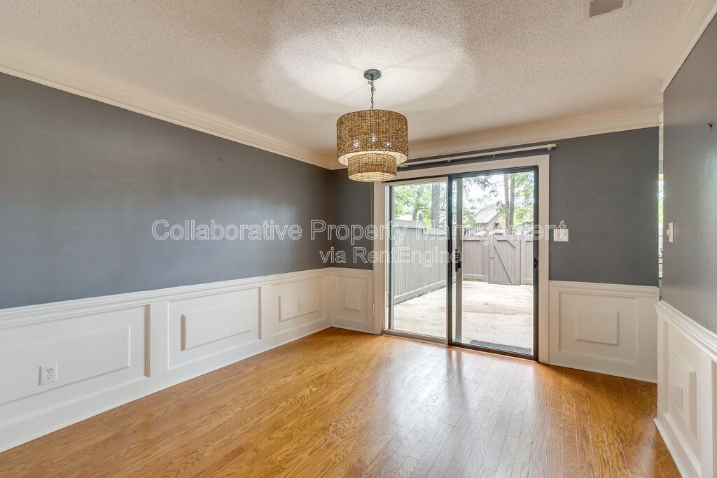 Beautifully updated 2 bedroom, 3 bathroom townhome in the Colonial Oaks community of Savannah property image
