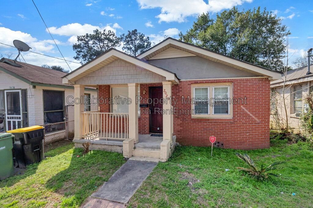 Updated 2-bedroom, 1 bathroom bungalow in desirable Savannah location with new floors and fresh paint! property image