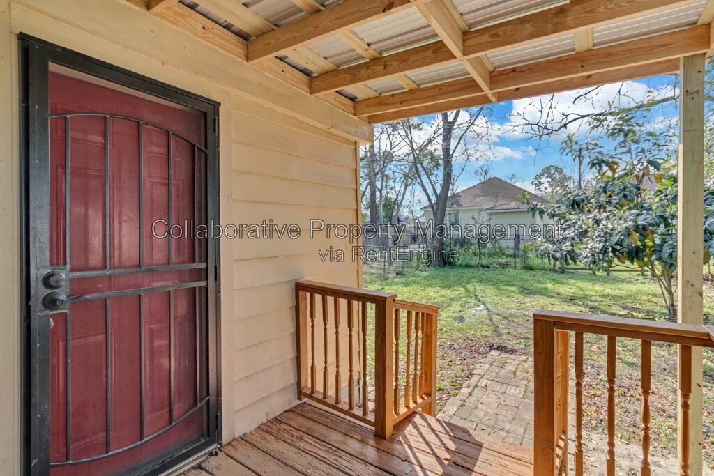 Updated 2-bedroom, 1 bathroom bungalow in desirable Savannah location with new floors and fresh paint! property image