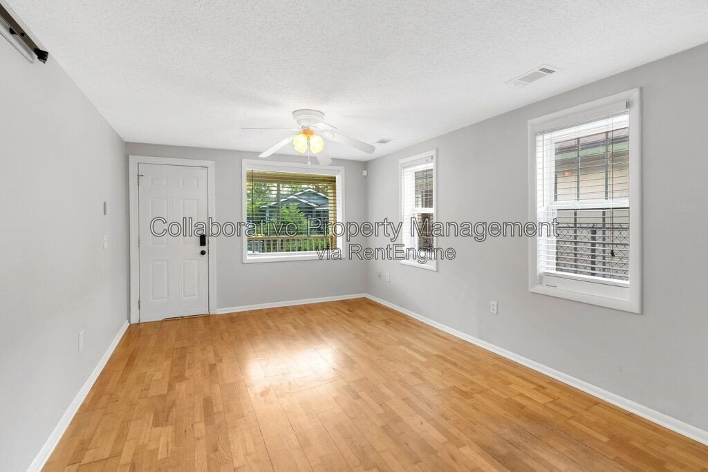 Updated 2-bedroom, 1 bathroom bungalow in desirable Savannah location with new floors and fresh paint! property image