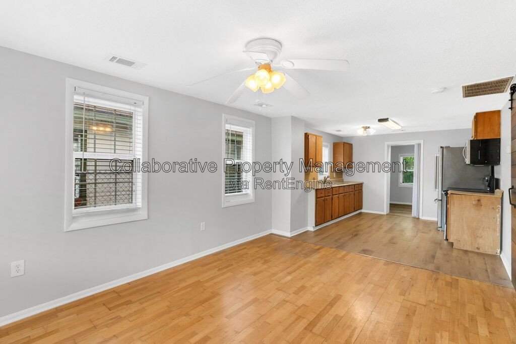 Updated 2-bedroom, 1 bathroom bungalow in desirable Savannah location with new floors and fresh paint! property image