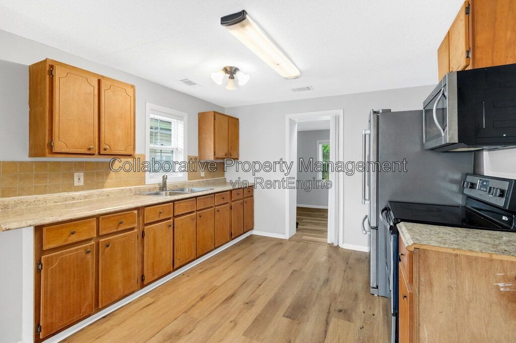 Updated 2-bedroom, 1 bathroom bungalow in desirable Savannah location with new floors and fresh paint! property image