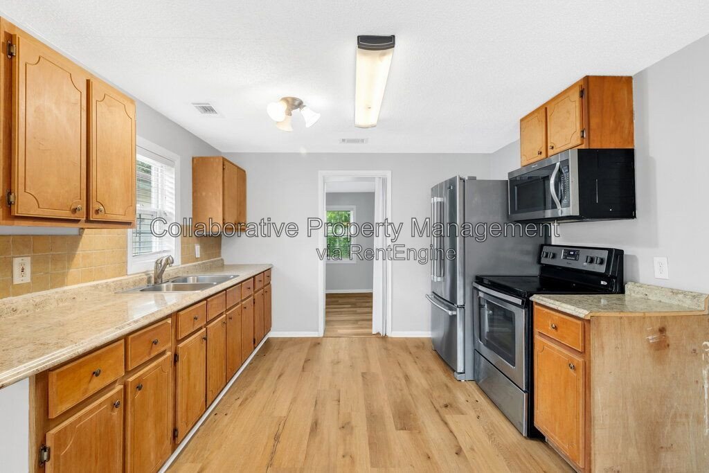 Updated 2-bedroom, 1 bathroom bungalow in desirable Savannah location with new floors and fresh paint! property image