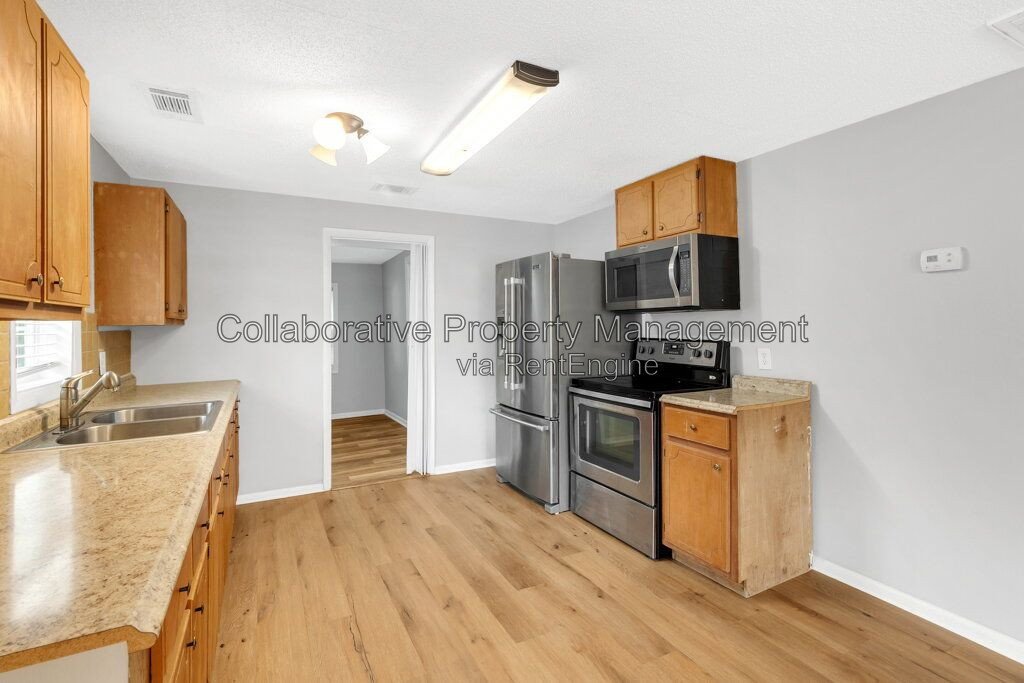Updated 2-bedroom, 1 bathroom bungalow in desirable Savannah location with new floors and fresh paint! property image