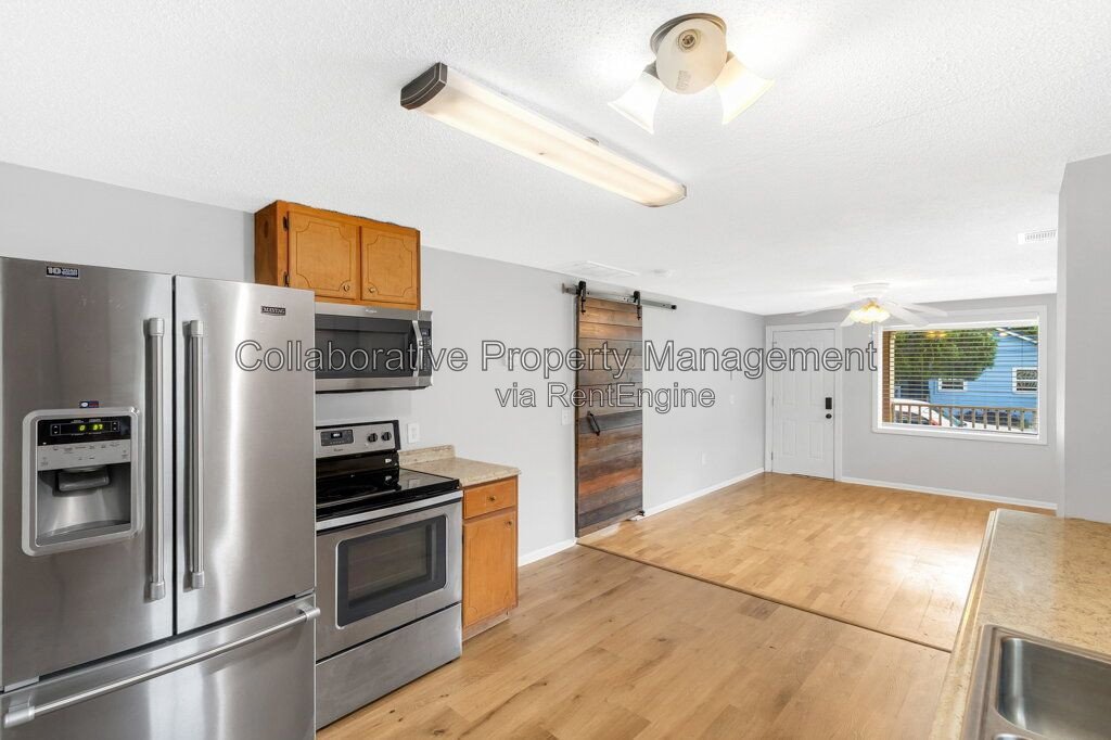 Updated 2-bedroom, 1 bathroom bungalow in desirable Savannah location with new floors and fresh paint! property image
