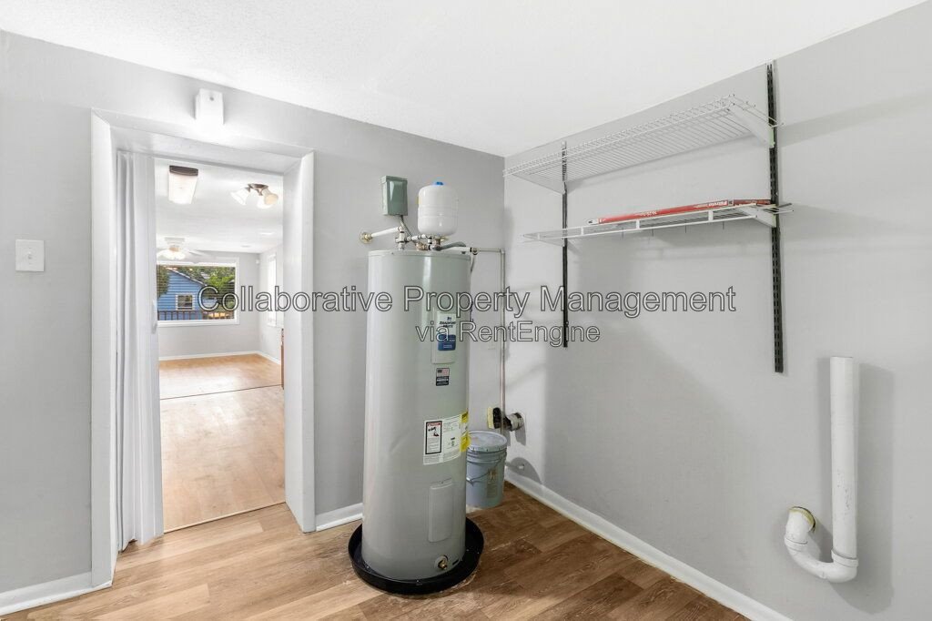 Updated 2-bedroom, 1 bathroom bungalow in desirable Savannah location with new floors and fresh paint! property image
