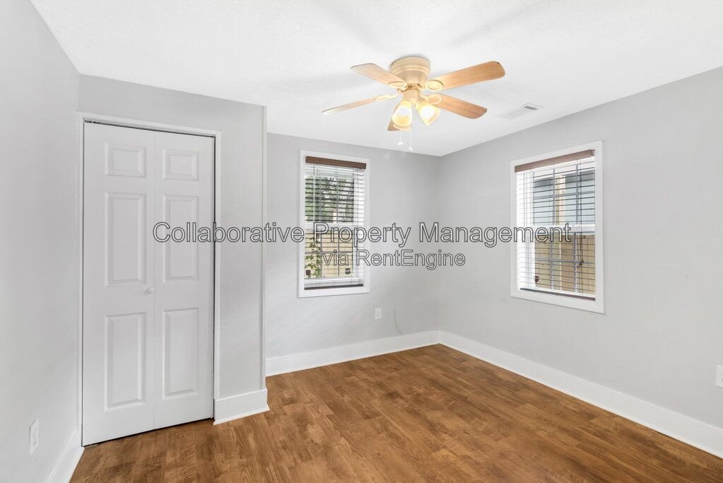 Updated 2-bedroom, 1 bathroom bungalow in desirable Savannah location with new floors and fresh paint! property image
