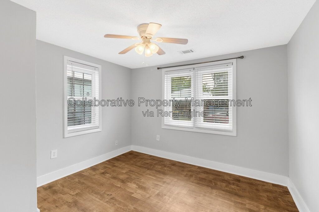 Updated 2-bedroom, 1 bathroom bungalow in desirable Savannah location with new floors and fresh paint! property image