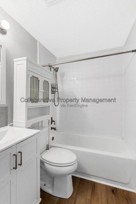 Updated 2-bedroom, 1 bathroom bungalow in desirable Savannah location with new floors and fresh paint! property image