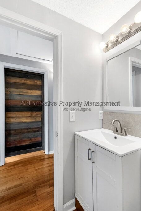 Updated 2-bedroom, 1 bathroom bungalow in desirable Savannah location with new floors and fresh paint! property image