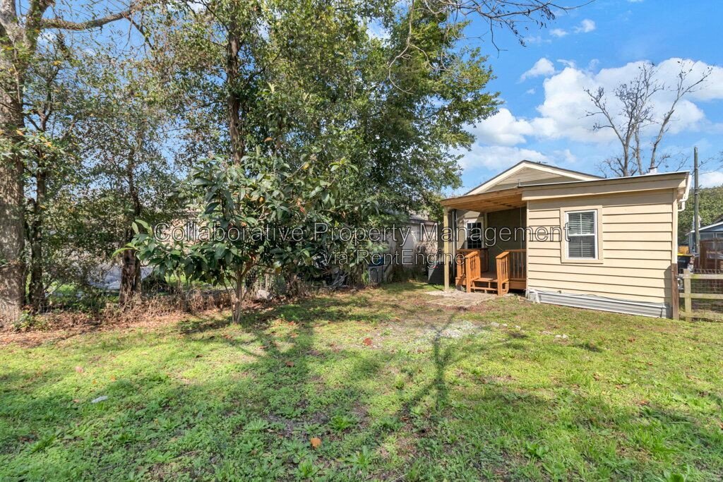 Updated 2-bedroom, 1 bathroom bungalow in desirable Savannah location with new floors and fresh paint! property image