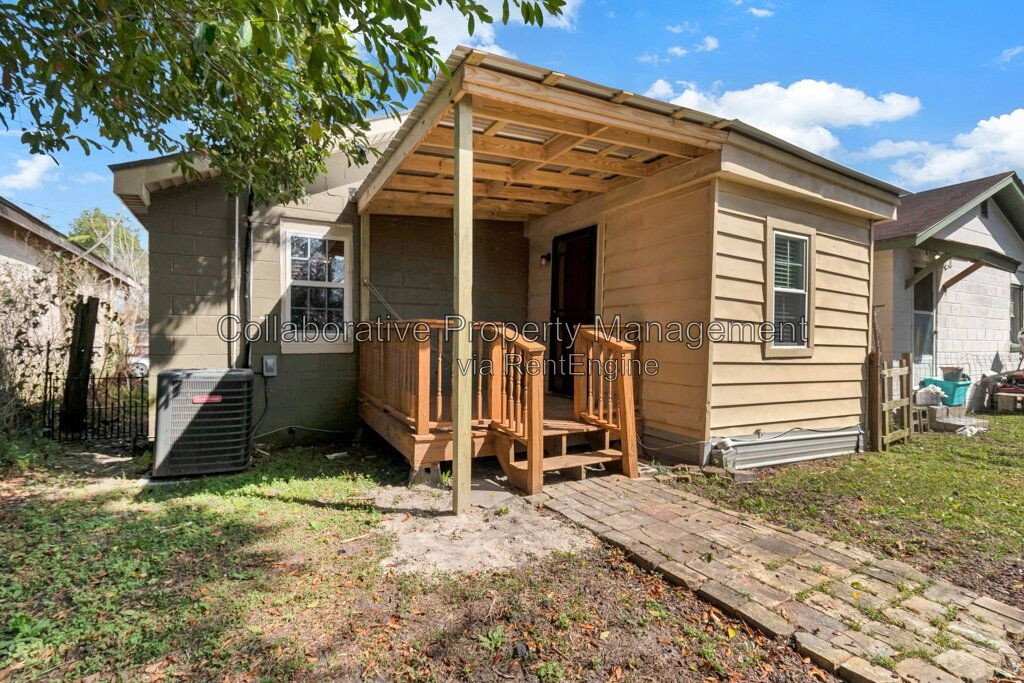 Updated 2-bedroom, 1 bathroom bungalow in desirable Savannah location with new floors and fresh paint! property image