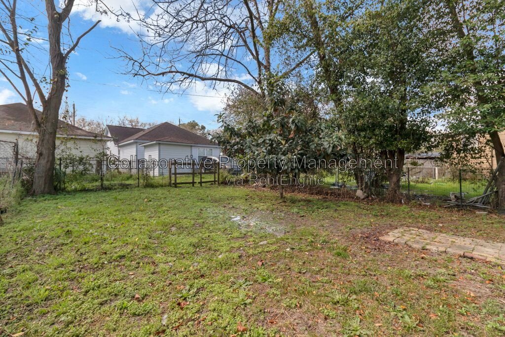 Updated 2-bedroom, 1 bathroom bungalow in desirable Savannah location with new floors and fresh paint! property image
