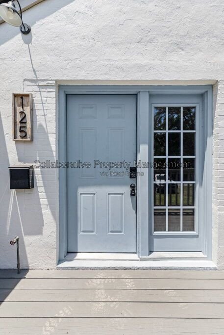 Welcome to 125 Hibsicus Avenue, a recently renovated 2 bedroom 1 bath apartment in one of Savannah’s most convenient locations. property image