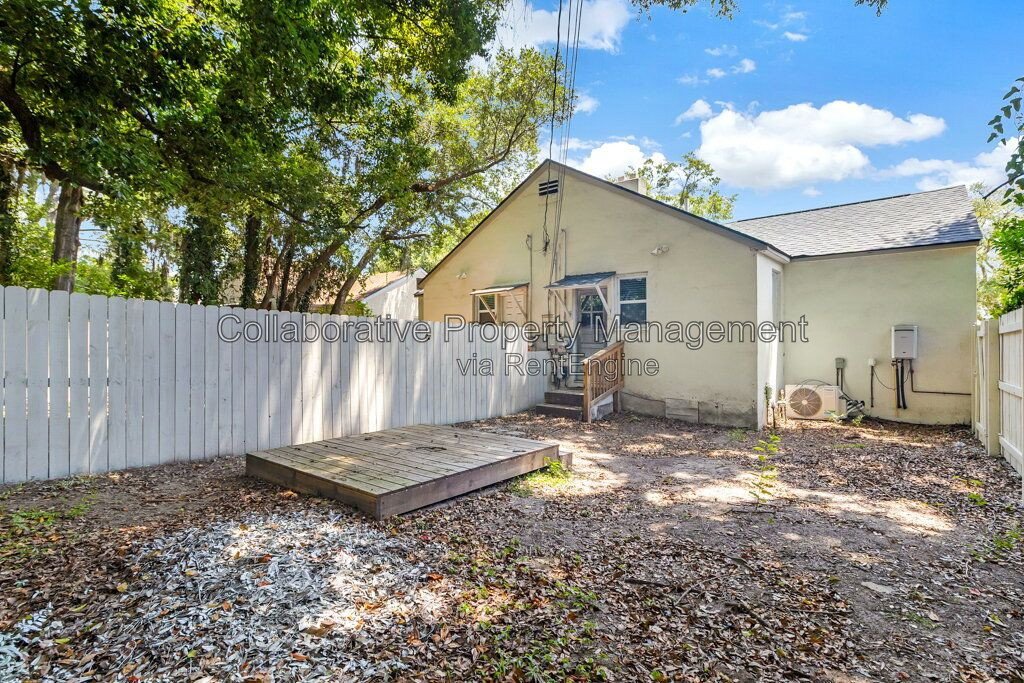 Welcome to 125 Hibsicus Avenue, a recently renovated 2 bedroom 1 bath apartment in one of Savannah’s most convenient locations. property image