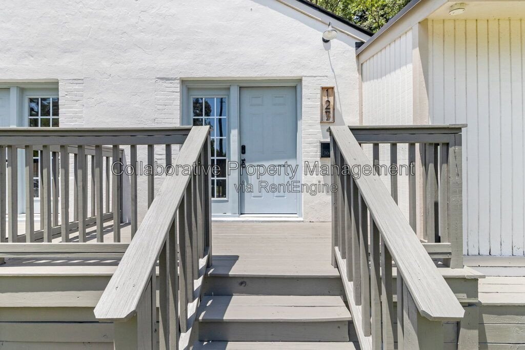 Welcome to 127 Hibsicus Avenue, a recently renovated 2 bedroom 1 bath apartment in one of Savannah’s most convenient locations. property image
