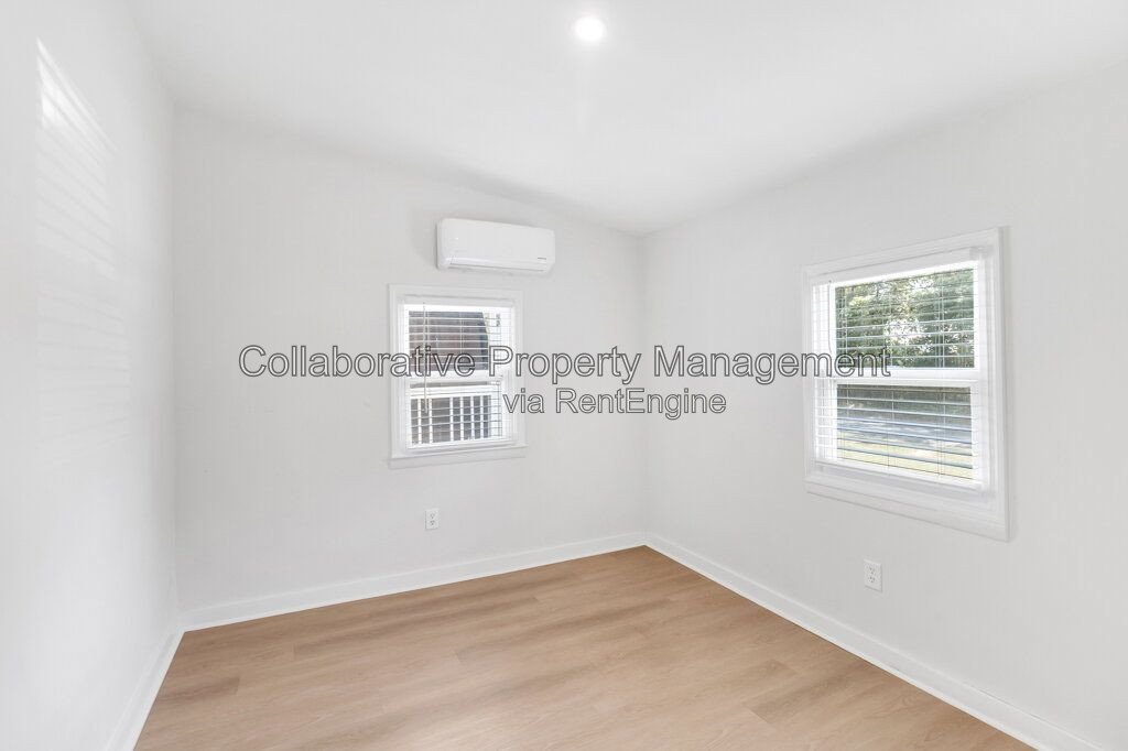 Welcome to 127 Hibsicus Avenue, a recently renovated 2 bedroom 1 bath apartment in one of Savannah’s most convenient locations. property image