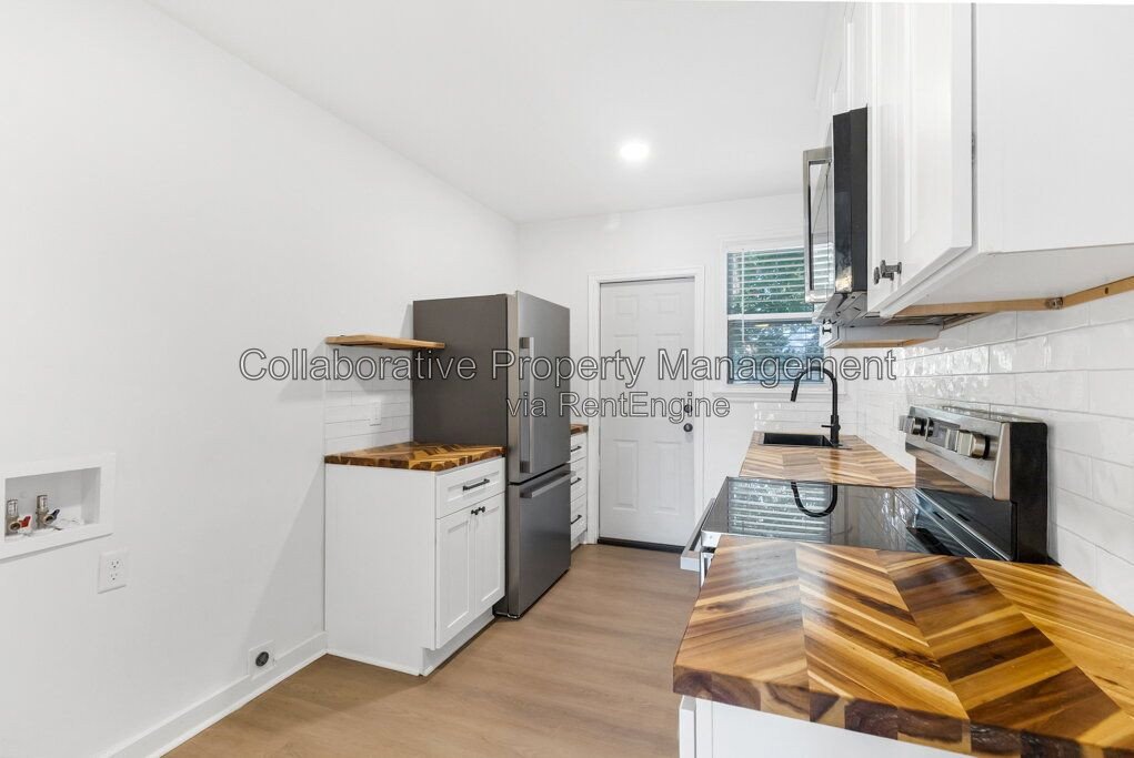Welcome to 127 Hibsicus Avenue, a recently renovated 2 bedroom 1 bath apartment in one of Savannah’s most convenient locations. property image
